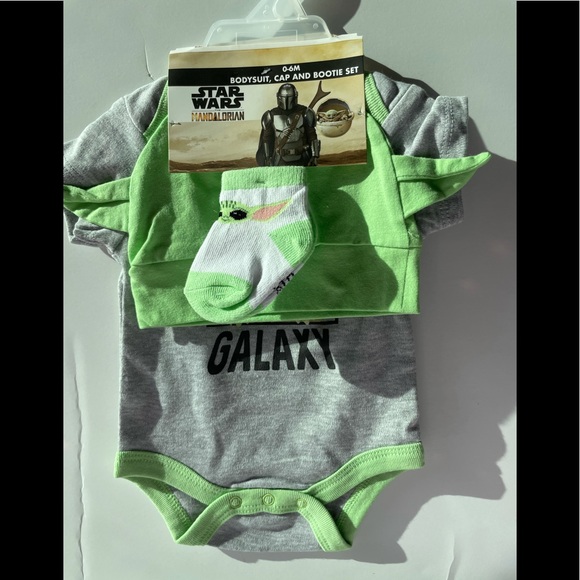 Baby Yoda Onesie 3-Piece - Picture 3 of 12